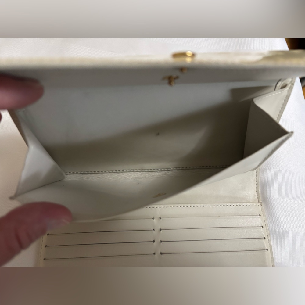 Louis Vuitton Ivory monogram Vernis International Wallet - Picture 6 of 11